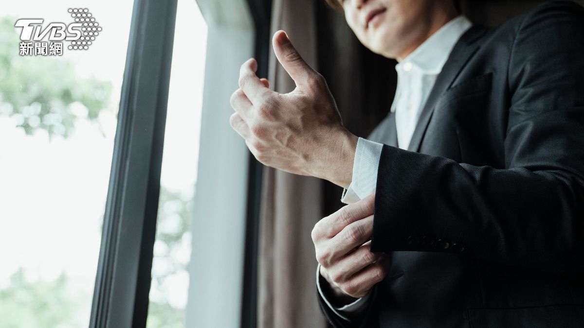 男友怪癖超驚人!上班西裝內「藏1物」她果斷分手:實在太怪