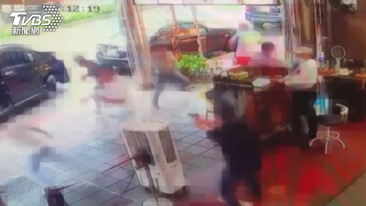 舉槍射擊後，一陣鳥獸散。（圖／TVBS）