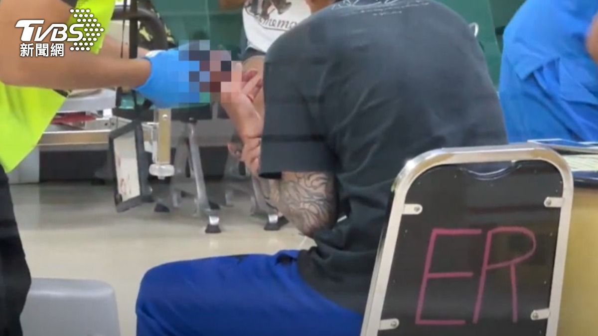 21歲許男手部遭砍傷。(圖/TVBS)