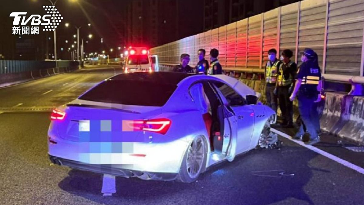 車上兩人受輕傷自行就醫。（圖／TVBS）