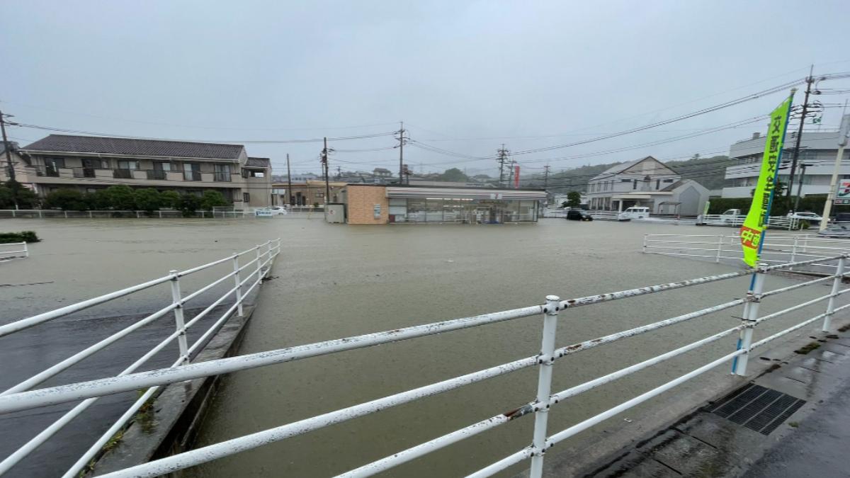 日本近日暴雨成災,日前島根縣一間超商因停車場淹水成孤島,引發關注。(圖/翻攝自X@bakusai_com)