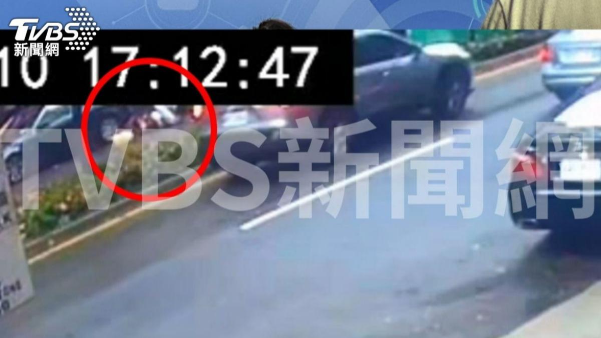 吳明達與司機當街被開槍射殺後倒地。（圖／TVBS）