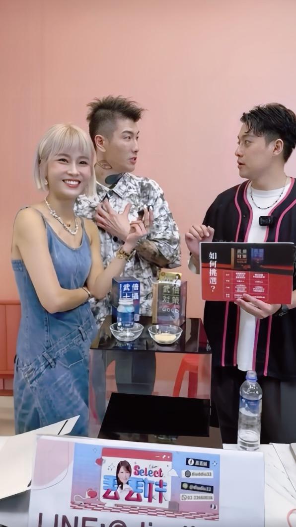 丟丟妹(左起)眼睜睜看著男友Tommy深情望著李唯楓長睫毛的電眼,無奈苦笑。(圖/火星生技提供)