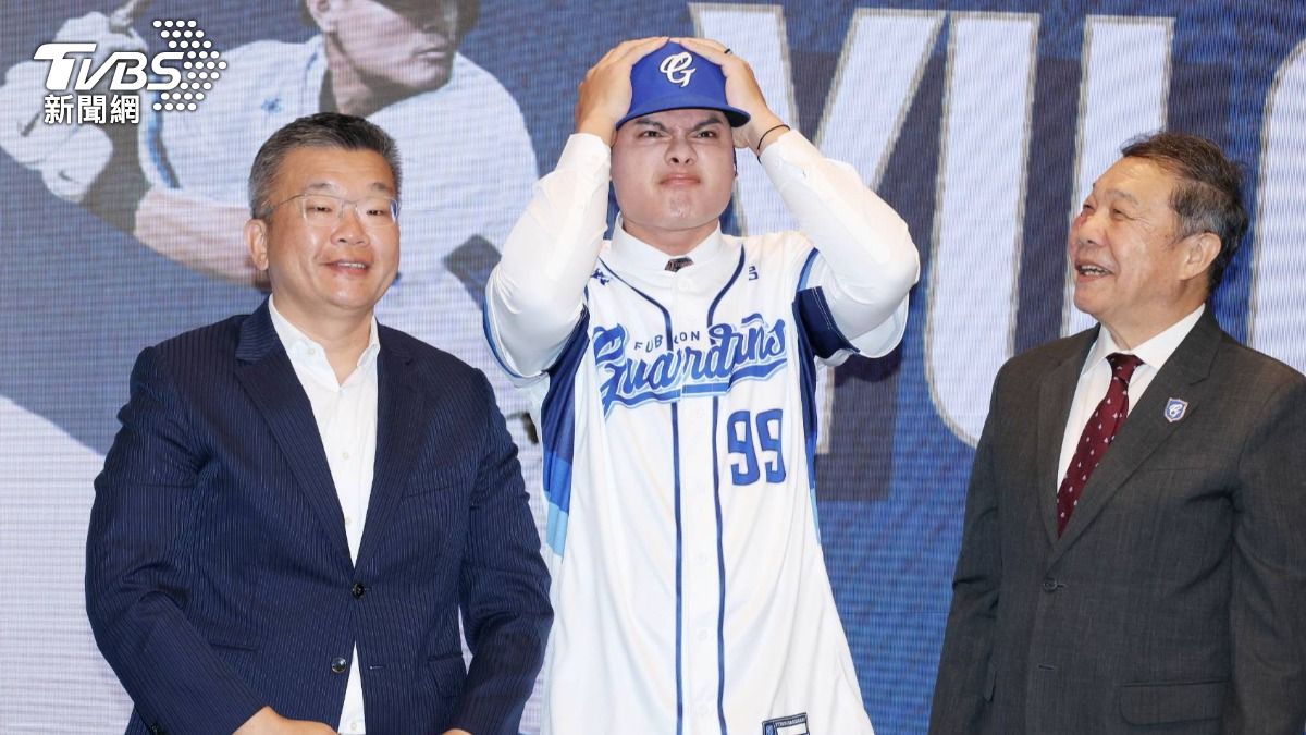 張育成選擇99號背號。(圖/葉志明攝)