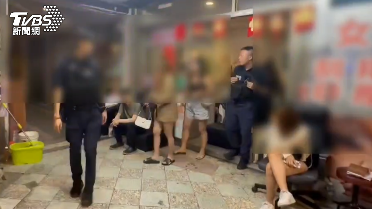 桃園警突擊色情養生館，帶回11應召女、3客人。（圖／TVBS）