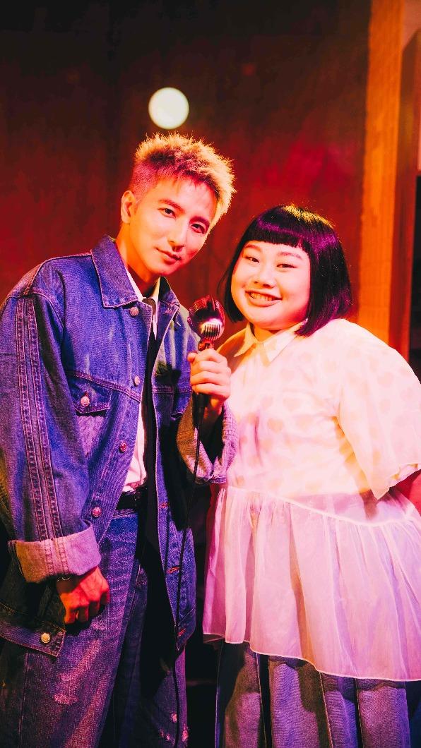小煜邀請棉花糖女孩擔任MV女主角。(圖/猿聲串動提供)
