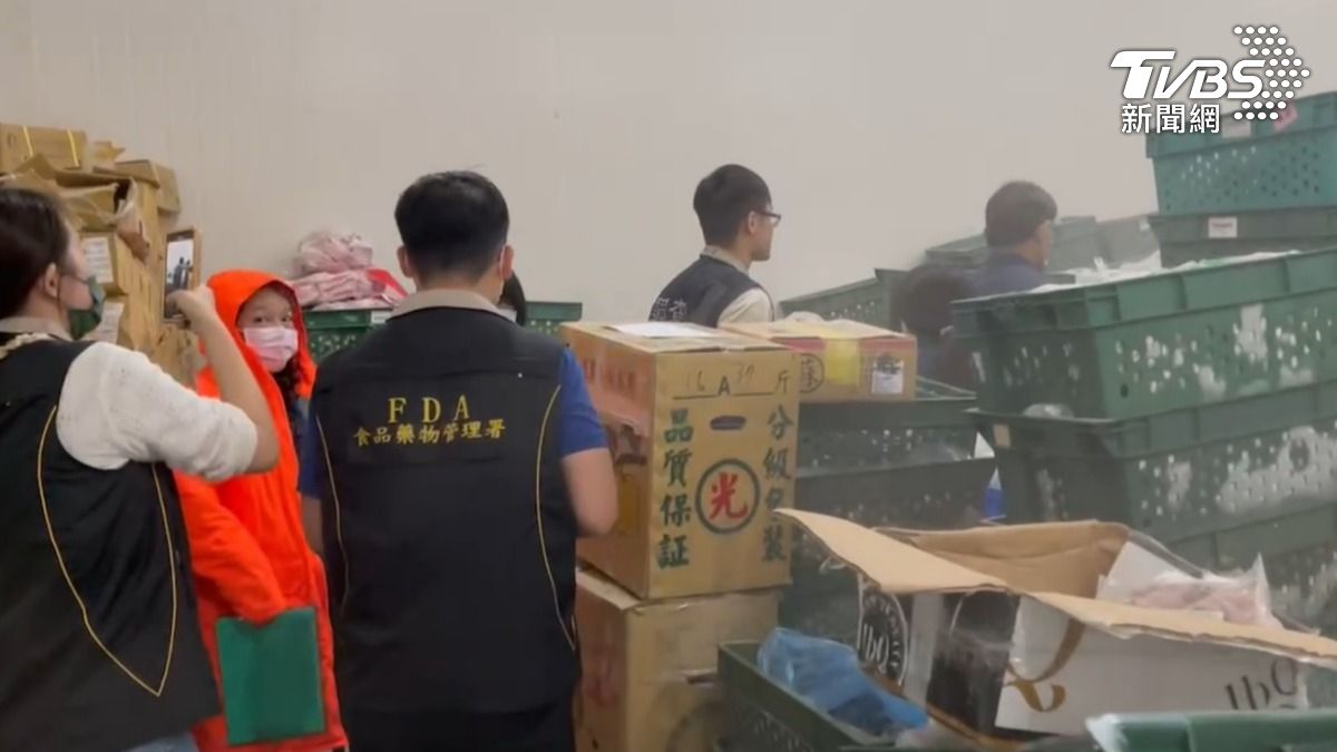 當場查獲11.4公噸的過期肉品。(圖/TVBS)
