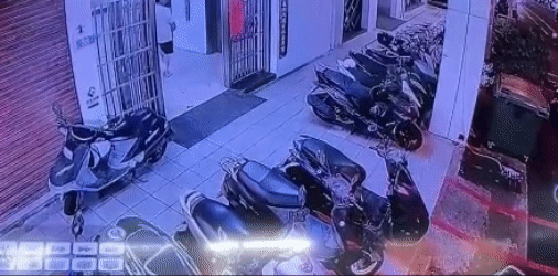 林靖恩取走外送餐點,與住戶擦肩而過。(圖/民眾提供)