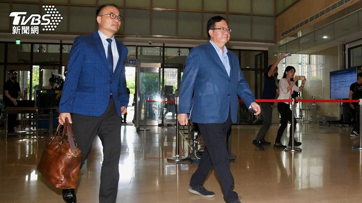 鄭文燦在今日下午第3度走進桃園地院、召開羈押庭。(圖/胡瑞麒攝)