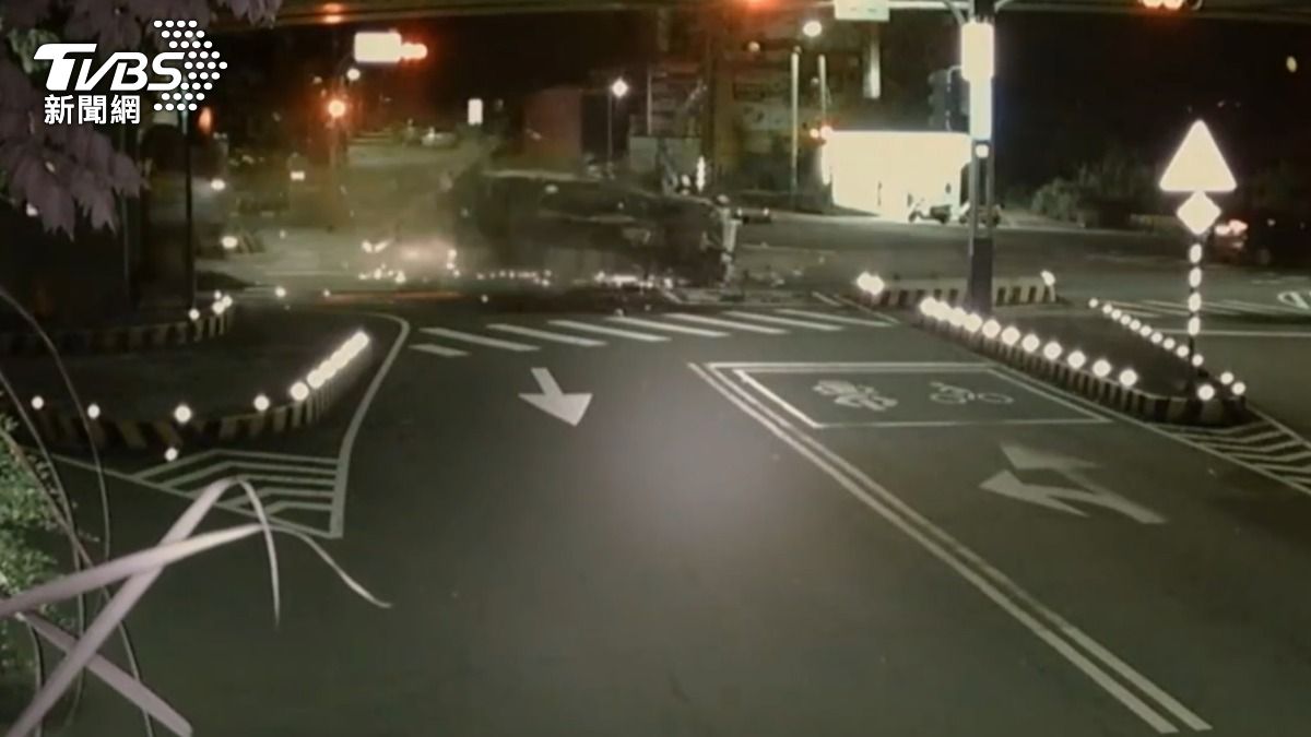 陳姓貨車駕駛酒駕自撞,過程全被監視器拍下。(圖/TVBS)
