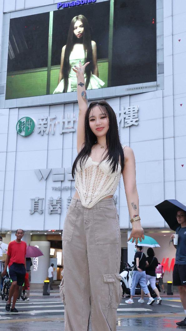 陳芳語新歌MV在西門町強力放送,讓她直呼很像電影明星。(圖/華風數位提供)