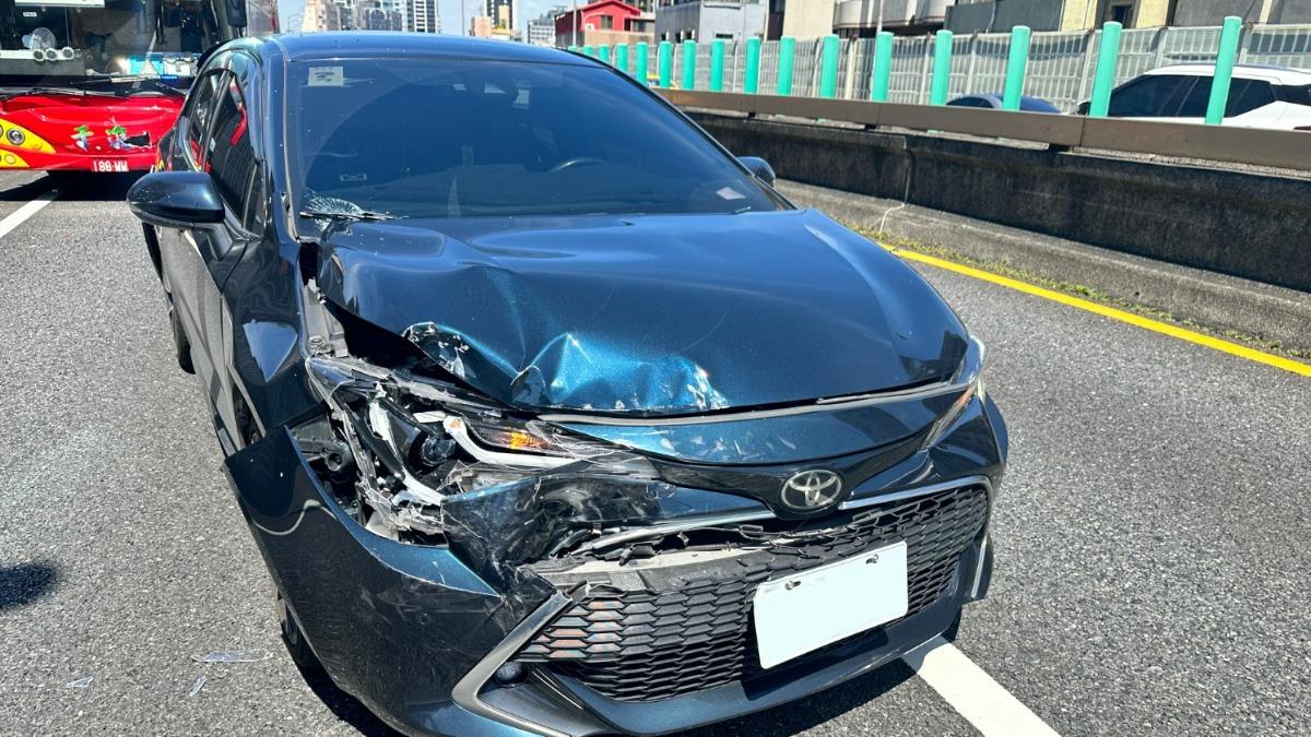 快訊／北市議員顏若芳出車禍！高架上遭遊覽車追撞　現場畫面曝