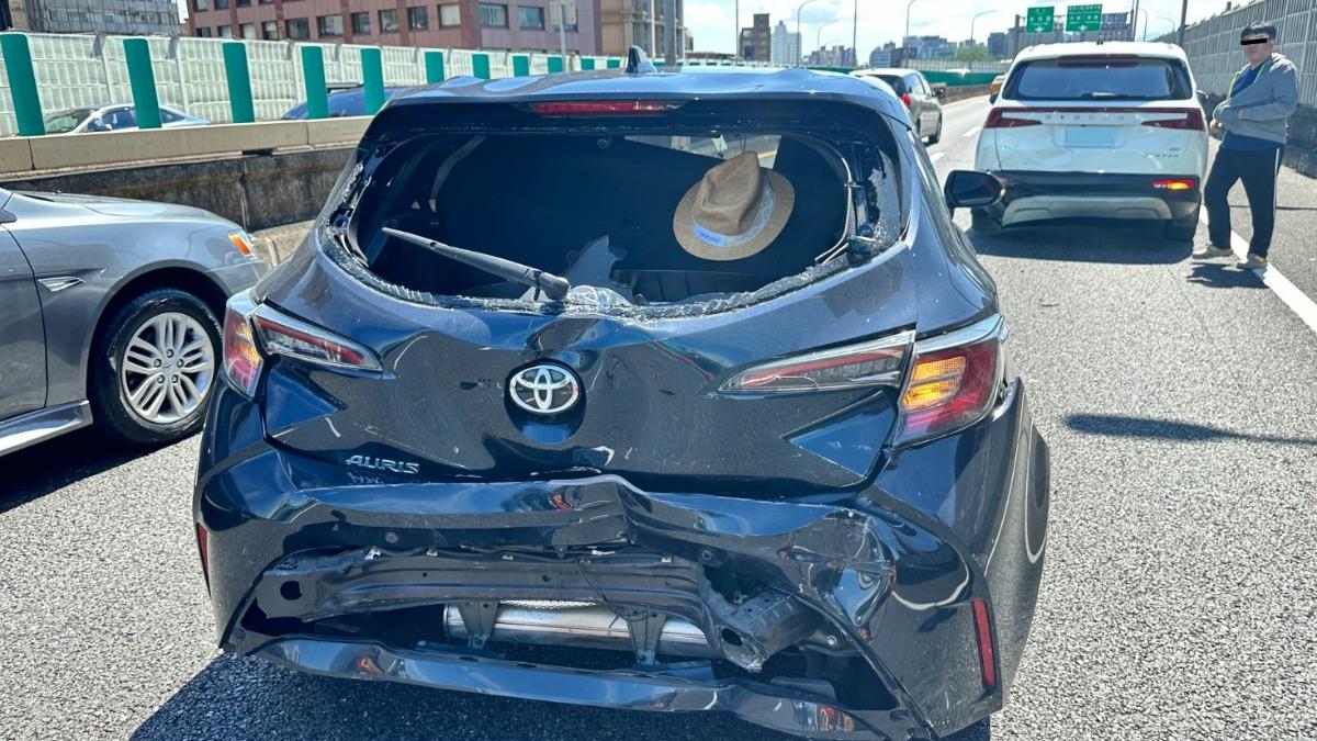 顏若芳車輛車尾擋風玻璃整塊碎裂,車體也有潰縮情況。(圖/翻攝當事人臉書)