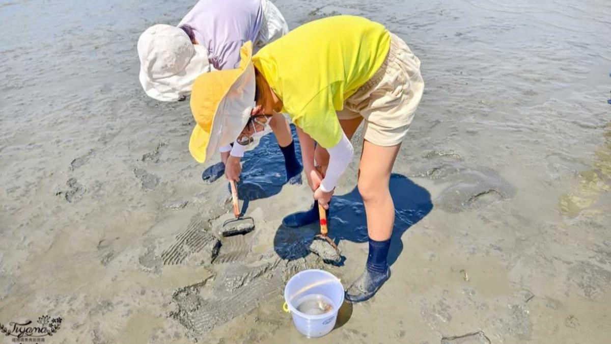 小朋友在沙灘周邊戲水、挖蛤蜊,玩得不亦樂乎。(圖/緹雅瑪 美食旅遊趣提供)