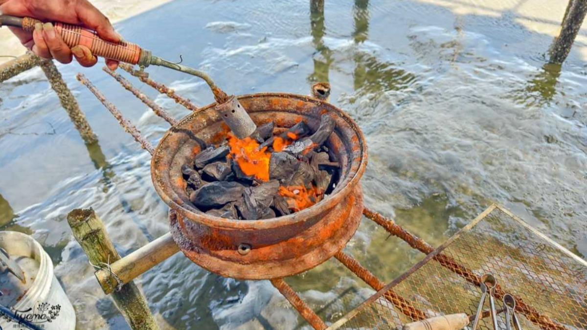 馬上會幫你倒整大籃新鮮蚵仔、拿木炭升火。(圖/緹雅瑪 美食旅遊趣提供)