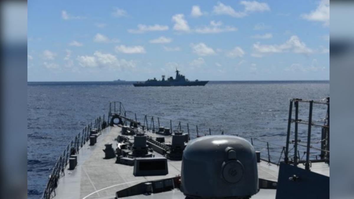 防衛省公布當時近距離拍攝山東艦的照片。(圖/擷取自日本防衛省)