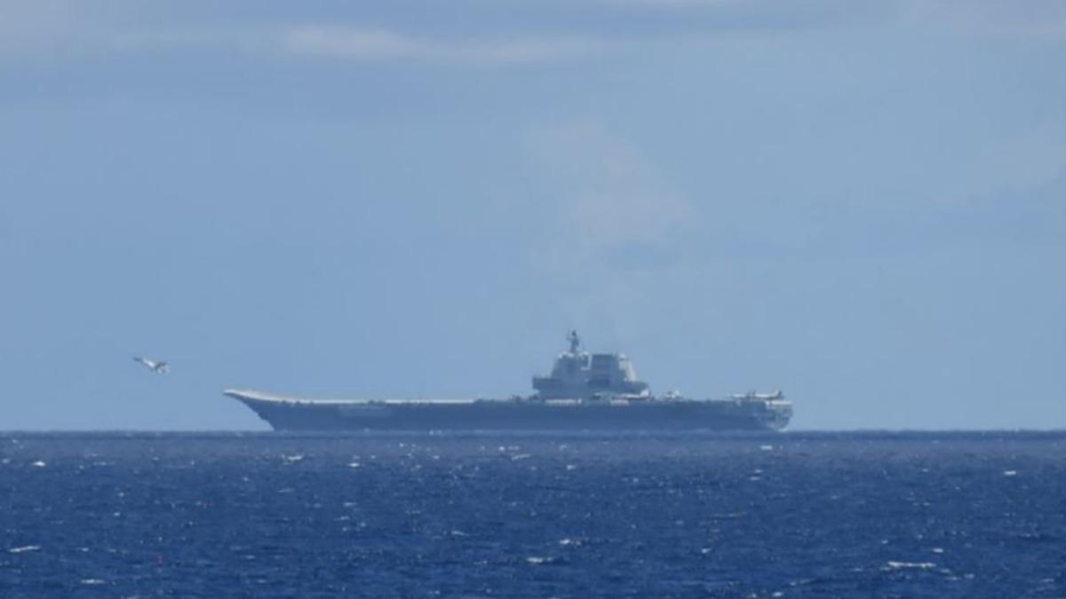 中國山東艦編隊「東出」第一島鏈 日艦超近距離監控曝光