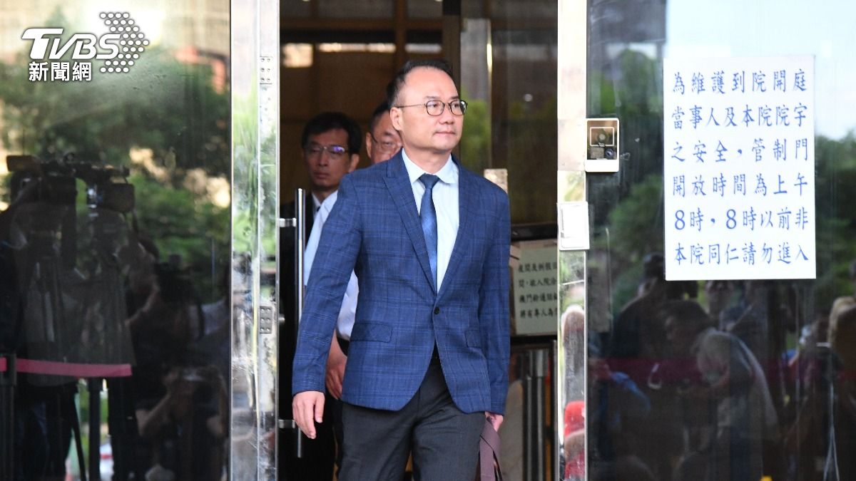 鄭文燦被裁定羈押禁見，3名律師一前一後離開法院。（圖／胡瑞麒攝）