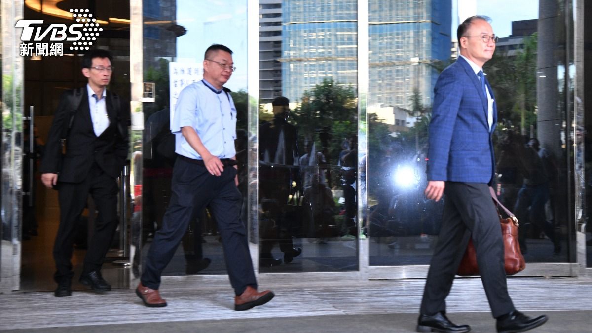 鄭文燦被裁定羈押禁見，3名律師一前一後離開法院。（圖／胡瑞麒攝）