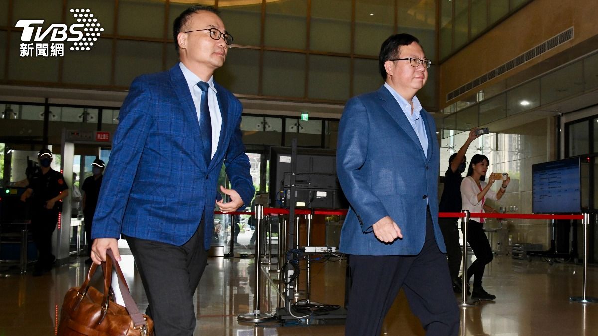 鄭文燦(右)下午近2時許抵桃院,準備開羈押庭。(圖/胡瑞麒攝)
