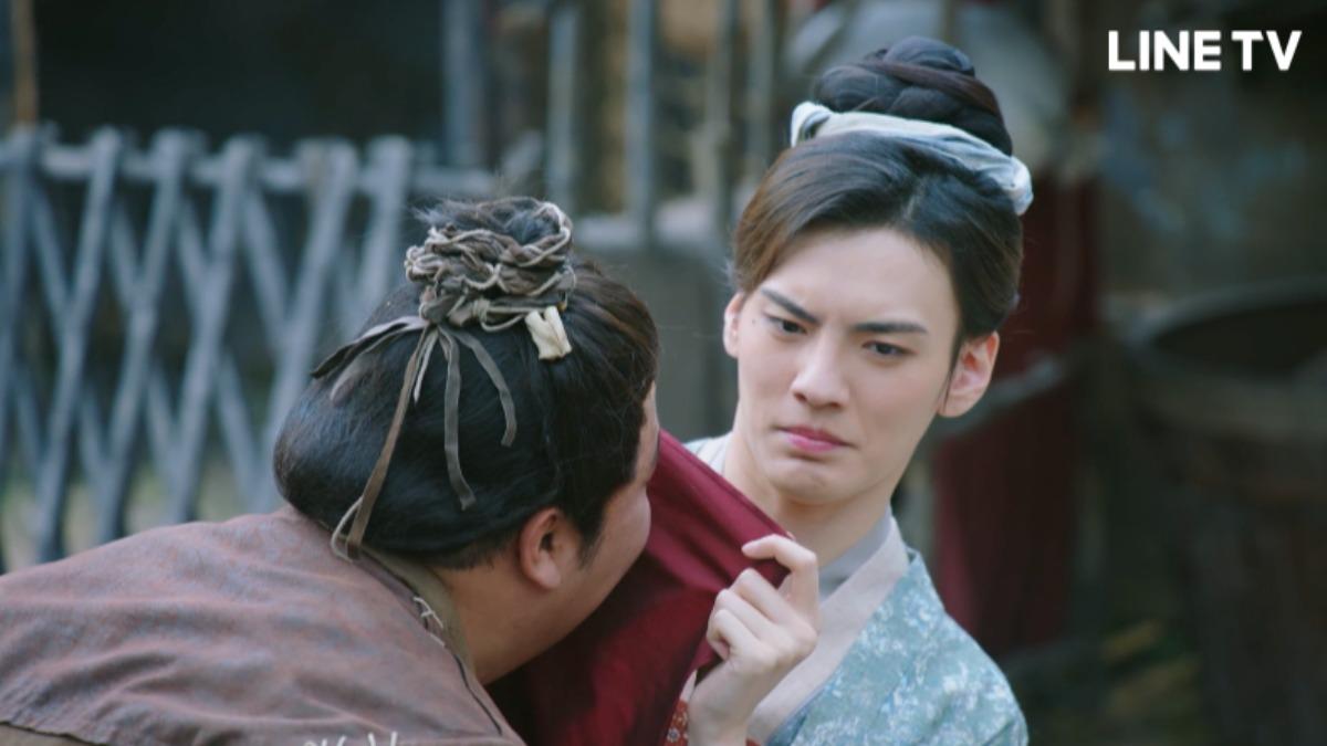 畢雯珺(右)劇中扮女裝險被強吻。(圖/翻攝自LINE TV)