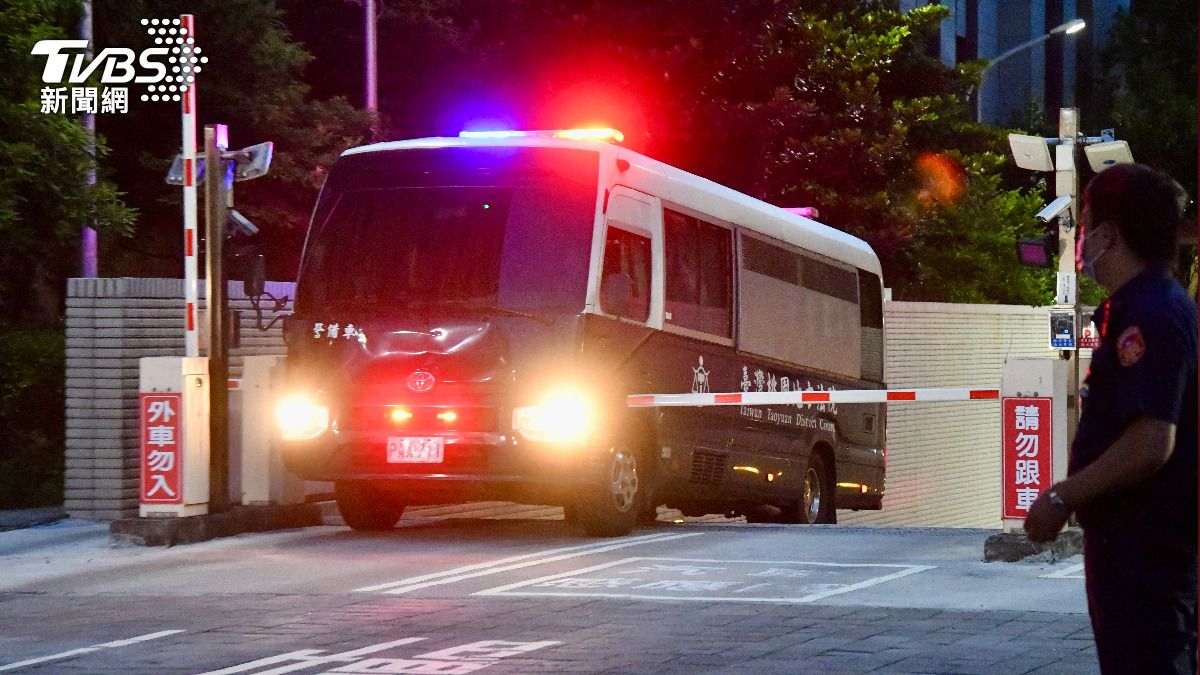鄭文燦囚車駛往桃園看守所。(圖/胡瑞麒攝)
