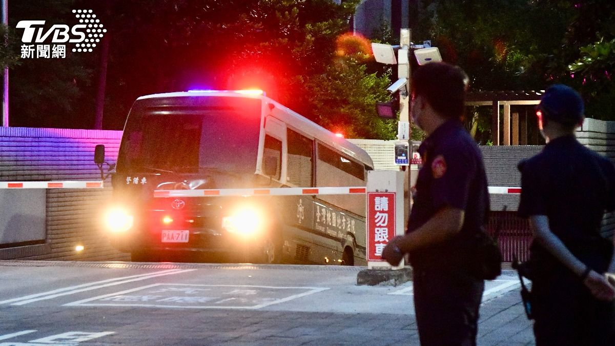 鄭文燦將搭桃院警備車,解送至桃園看守所。(圖/胡瑞麒攝)