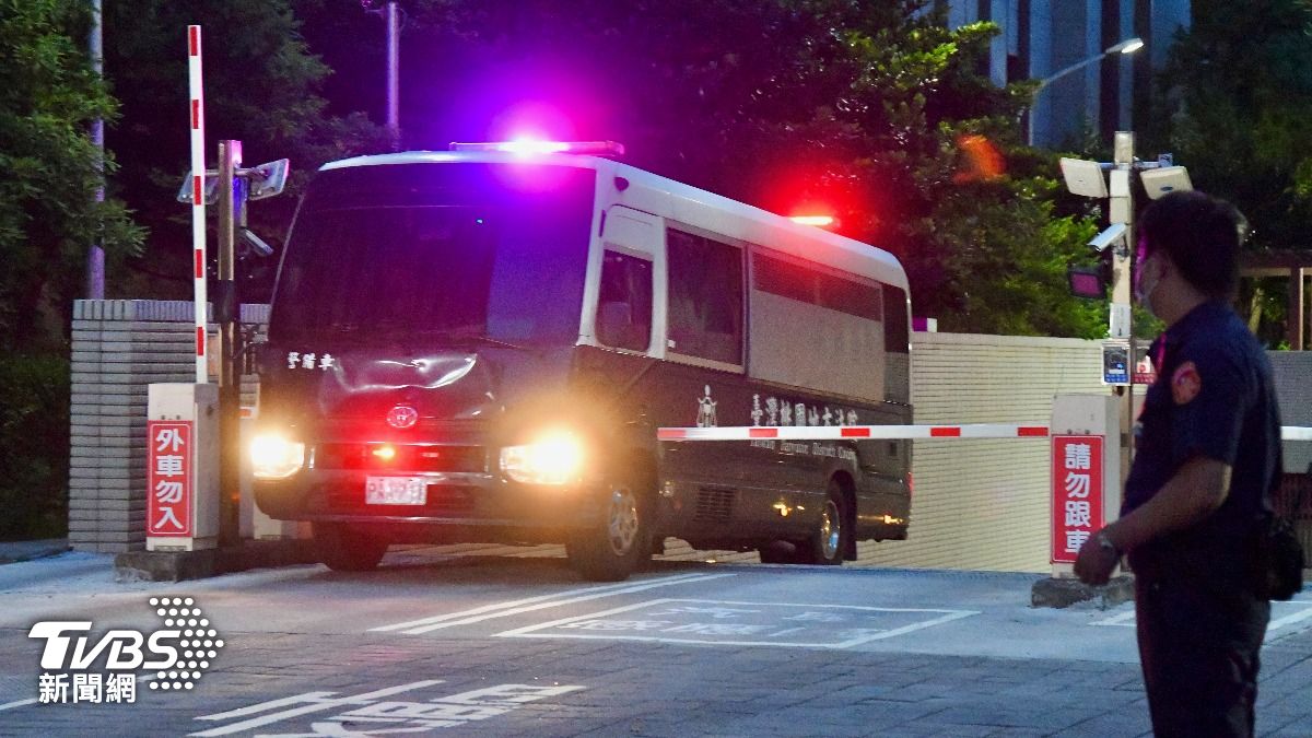搭載鄭文燦的囚車開往桃園看守所。(圖/胡瑞麒攝)