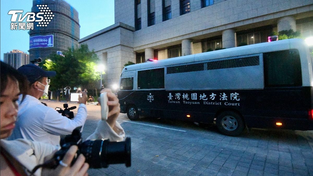 搭載鄭文燦的囚車開往桃園看守所。(圖/胡瑞麒攝)