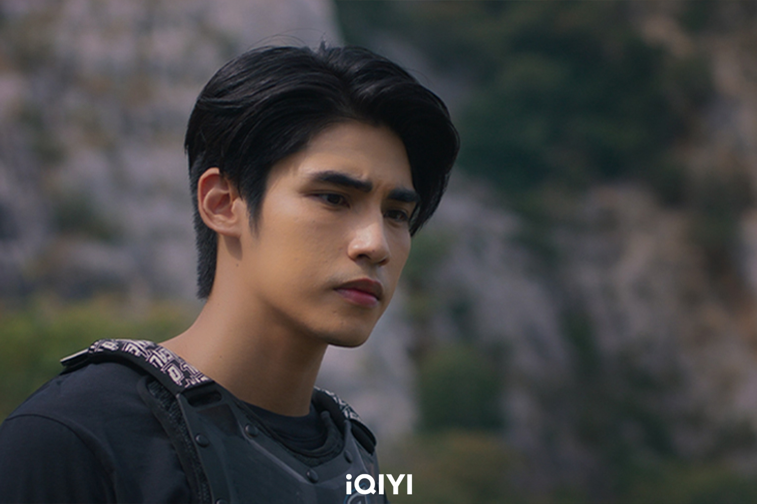 Poom劇中飾演樂觀開朗的替身演員Joe。(圖/iQIYI國際站提供)