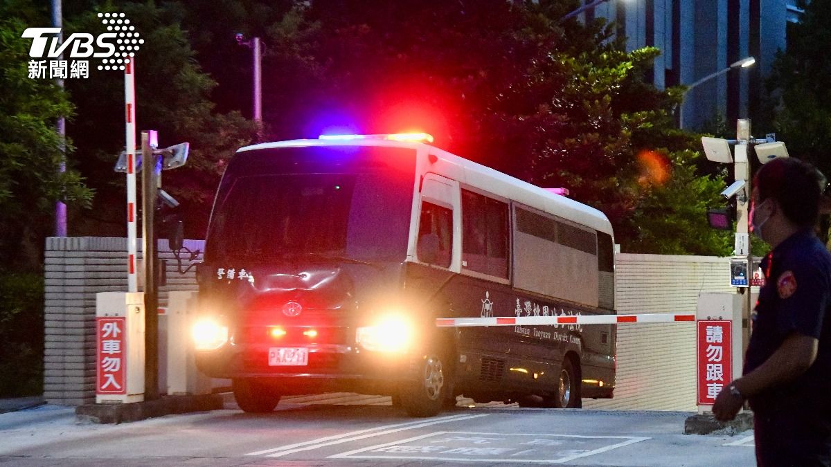 鄭文燦囚車駛往桃園看守所。(圖/胡瑞麒攝)