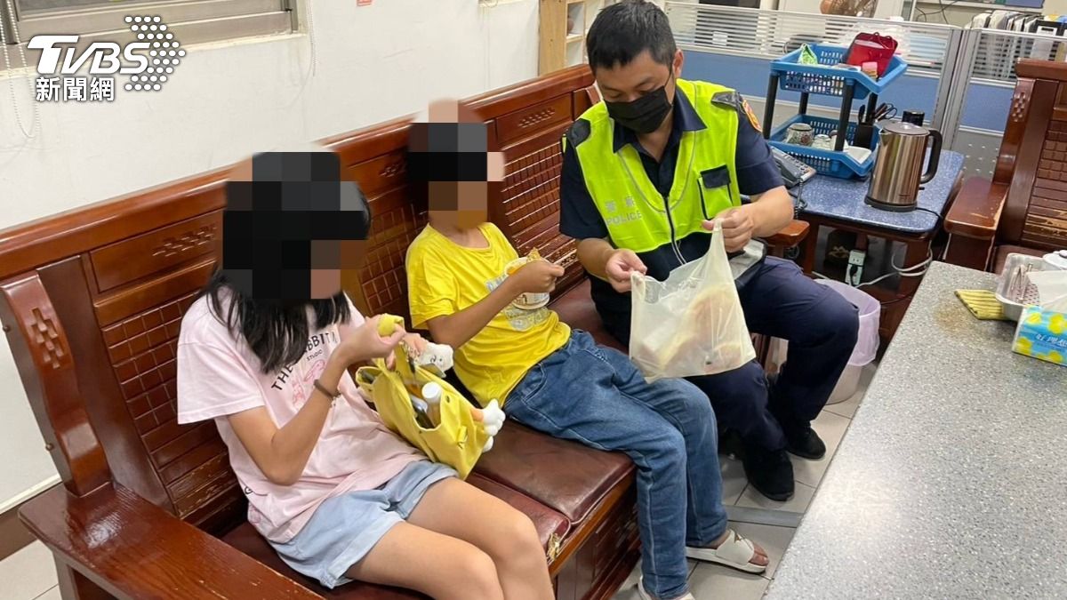 暖警還買炒麵、麵包、牛奶提供小姊弟止渴充飢。(圖/TVBS)