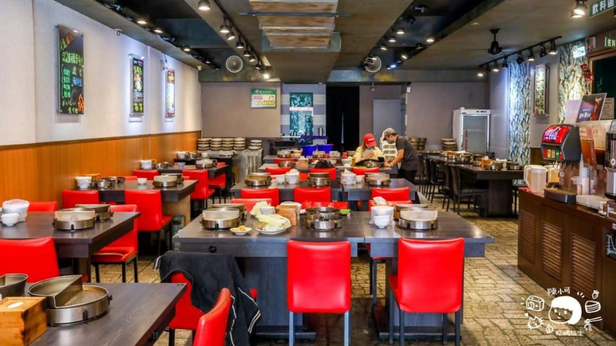 用餐區座位有2間店面,要選火鍋或火烤兩吃要提前說,這區是火烤兩吃專用座位。(圖/陳小可的吃喝玩樂提供)