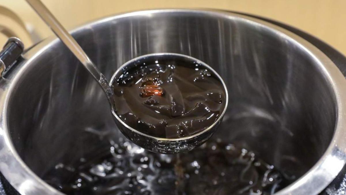 甜湯提供的是冰涼消暑的仙草蜜。(圖/陳小可的吃喝玩樂提供)