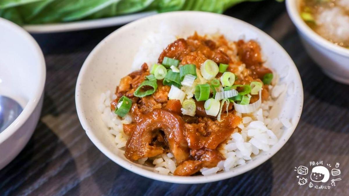 滷汁可以淋在白飯上頭變成滷肉飯。(圖/陳小可的吃喝玩樂提供)