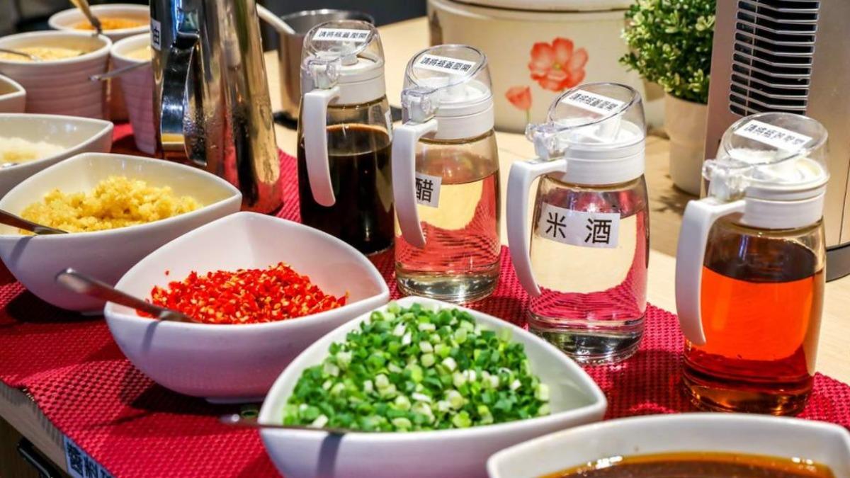 醬料區竟然還有米酒,點個海鮮再加點米酒,可以讓湯頭更讚!(圖/陳小可的吃喝玩樂提供)