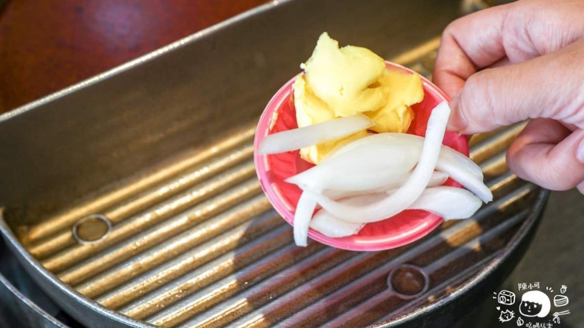 選擇火烤兩吃別忘了去加湯區拿奶油和烤肉醬,再拿洋蔥爆香,烤出來的肉更好吃!(圖/陳小可的吃喝玩樂提供)