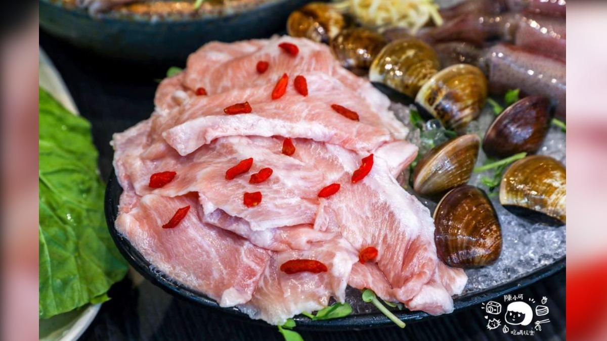 肉類推薦粉嫩帶厚度的「手切松阪豬」,加點洋蔥、蒜末、辣椒一起炒最讚。(圖/陳小可的吃喝玩樂提供)