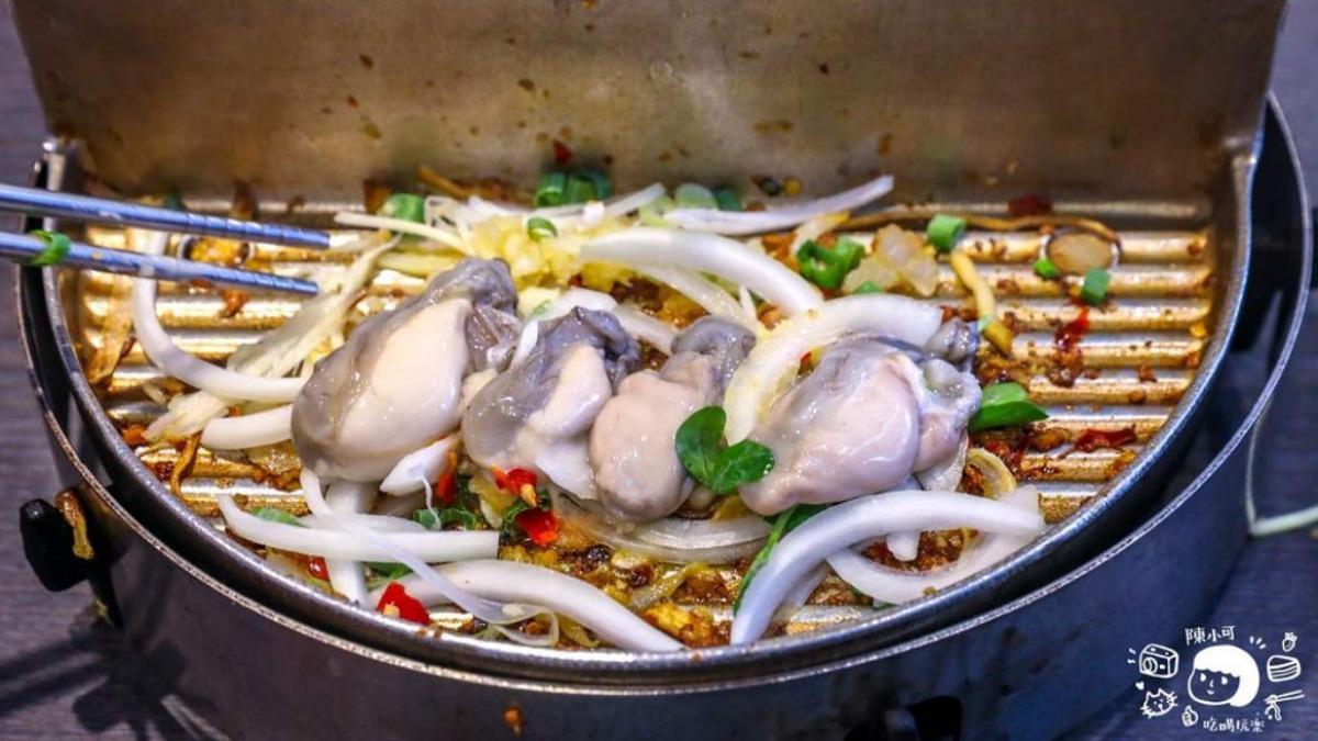 愛吃海鮮也可以單點鮮蚵,拿一點洋蔥、蒜末、青蔥和辣椒,就可以自製鐵板燒風味的炒蚵仔啦!(圖/陳小可的吃喝玩樂提供)