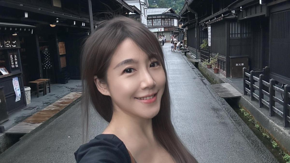 女星佩佩赴日旅遊!照片驚見「詭異黑臉」紅衣女:放大看嚇壞