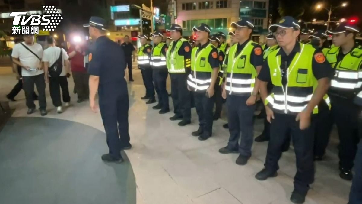 北市警局大規模掃黑,出動大批警力。(圖/記者 陳冠宇攝)