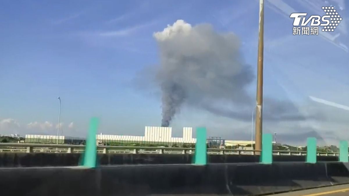 數10公里外的地方,都可見清晰濃煙。(圖/TVBS)