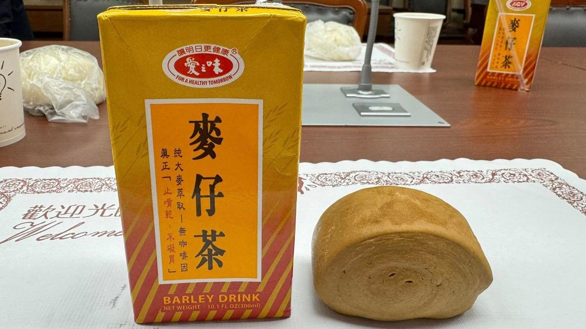 徐巧芯立院發麥茶和饅頭。(圖/翻攝徐巧芯臉書)