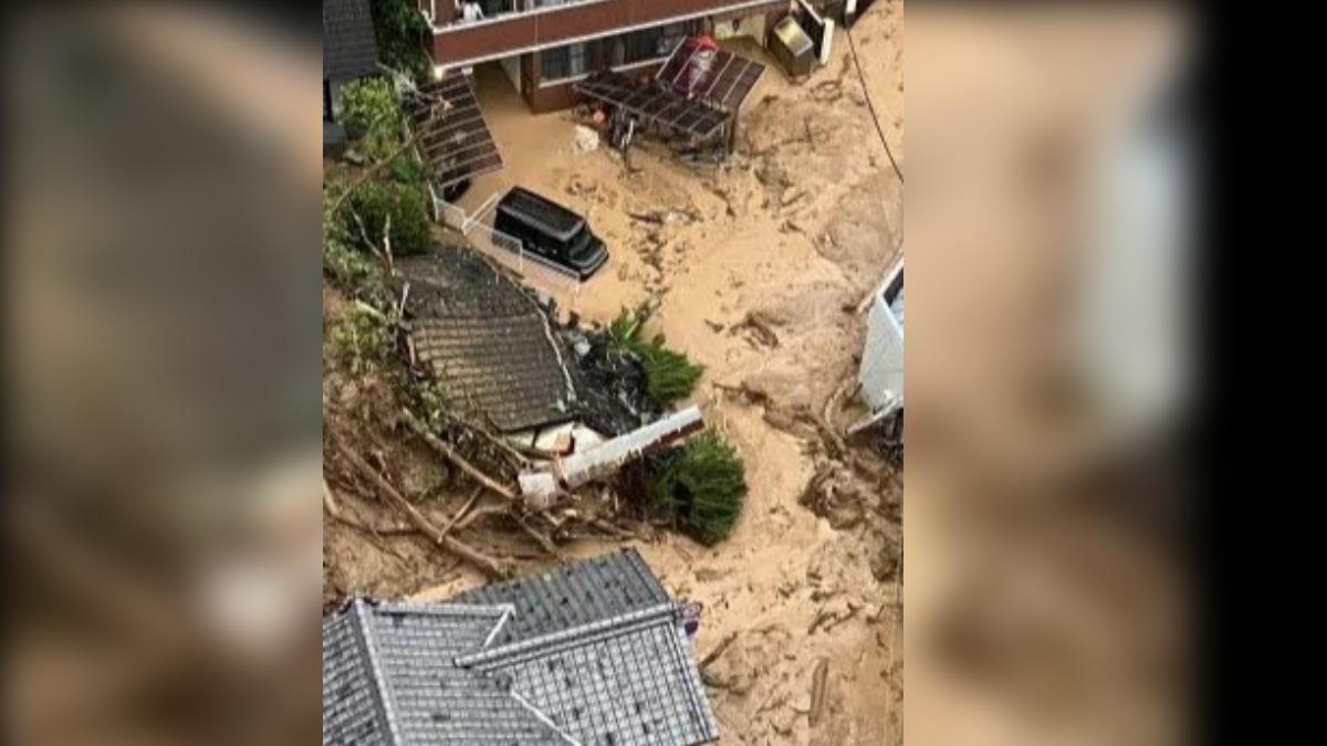 此地區從10日以來不斷受到大雨沖刷，推測可能因此造成土質鬆落，大量土石流入山腳下的公寓住宅而遭掩埋。（圖／擷取自富士新聞網）