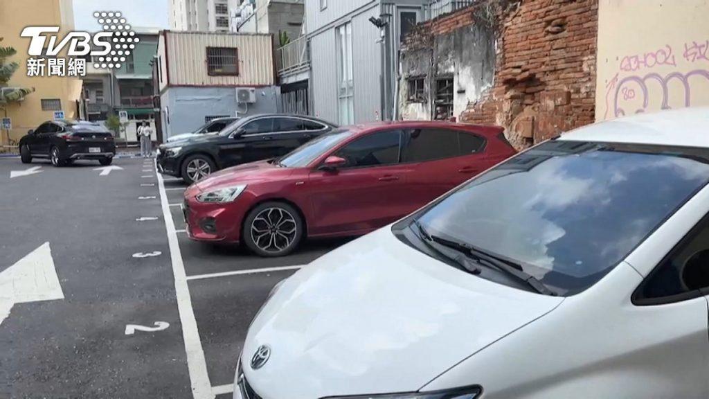 在都會地區寸土寸金,更常會碰上車位一位難求的情形,若公有停車場又離住家太遠,則買房時勢必須要一起購買車位。(示意圖,與事件無關/TVBS資料畫面)