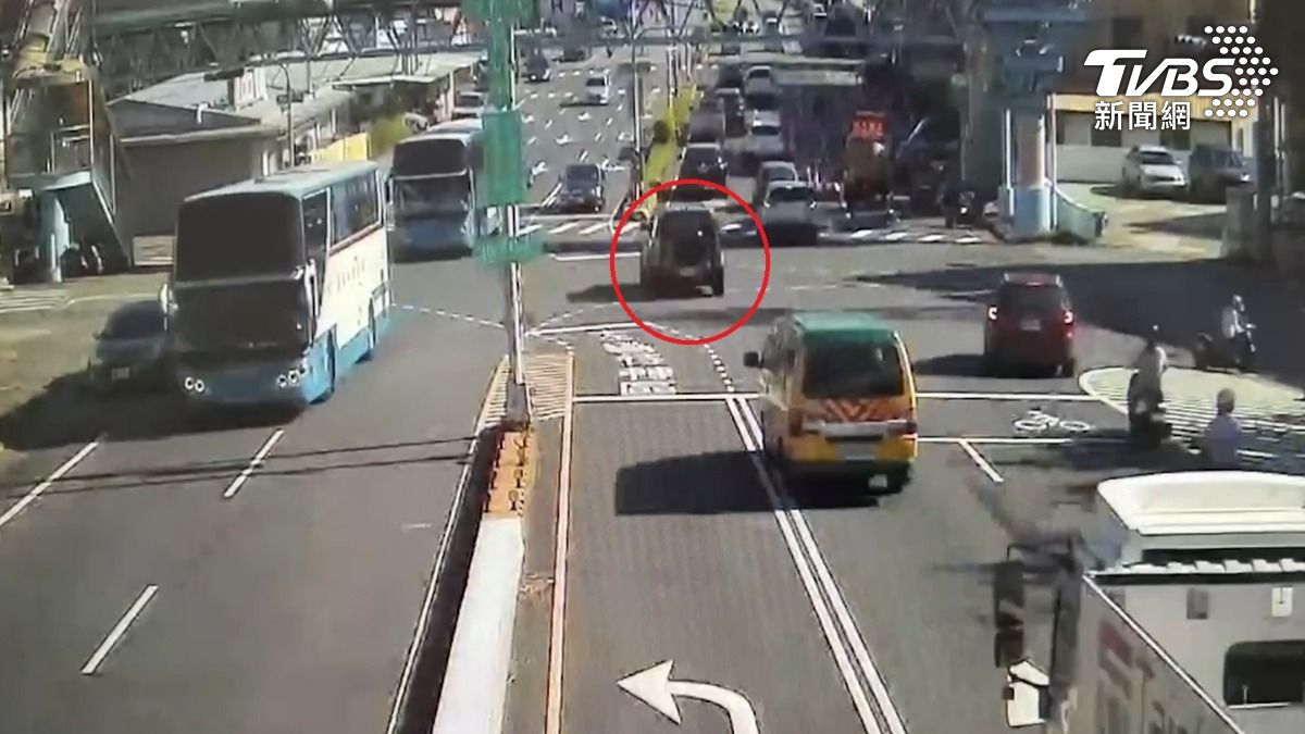 休旅車撞上騎上安全島。(圖/TVBS)