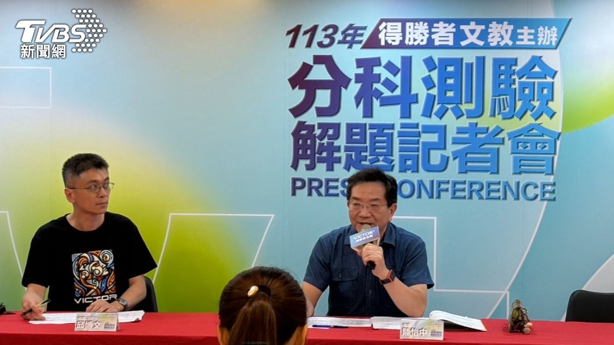 左起物理老師 邱博文、師大附中物理老師 陸怡中。(圖/記者萬紹安攝)