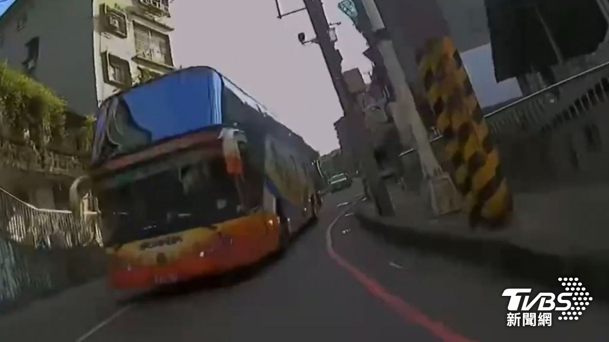有片/基隆超扯遊覽車高速逆向衝下坡 騎士險被撞去理論竟被回:好啦知道啦