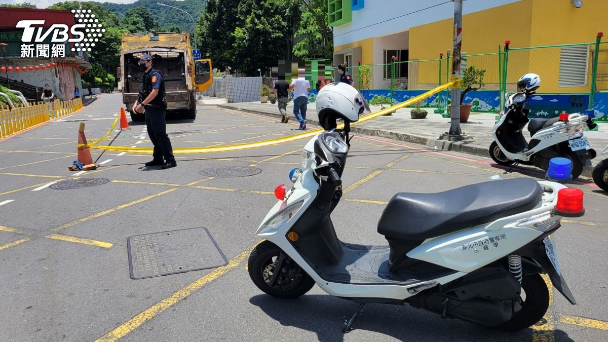 快訊/土城國中前嚴重車禍 騎士被垃圾車捲入「臟器外露」搶救無效