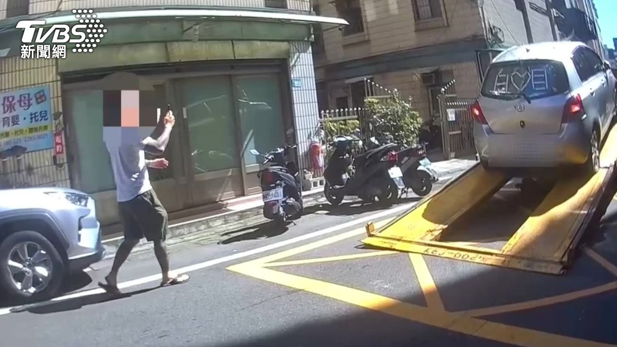 被害人將車輛拖走,地主還在後方囂張嗆聲錄影。(圖/TVBS)